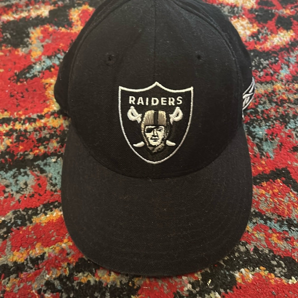 Retro NFL Reebok Back fitted Raiders hat size 7 3/8